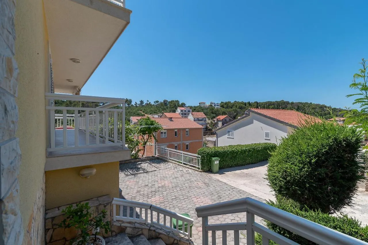 Apartments Kapetan Trogir 0*,